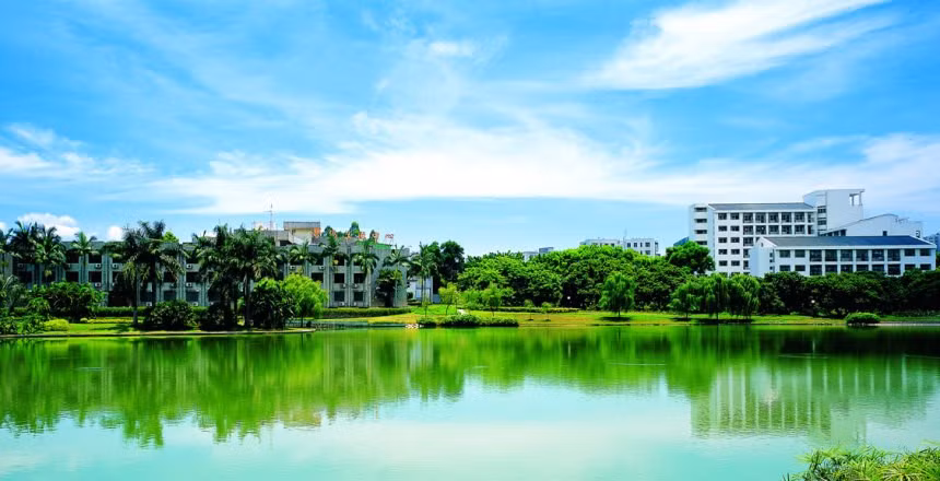 Từ năm 1989, tỷ phú Ma Huateng theo học ngành Khoa học Máy tính tại đây. Năm 1993, ông tốt nghiệp chương trình cử nhân và bắt đầu hành trình trở thành tỷ phú hàng đầu Trung Quốc.