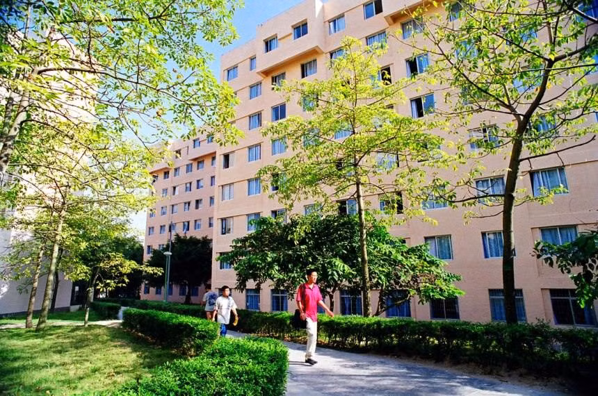 Đội ngũ giảng dạy của trường bao gồm 1.708 giảng viên và nhà nghiên cứu, 424 giáo sư, 612 phó giáo sư. Trong đó, 1.055 người có bằng tiến sĩ.