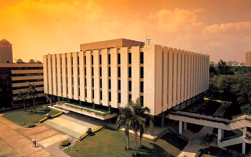 Nhằm phục vụ công tác học tập nghiên cứu của sinh viên, ĐH Thâm Quyến xây dựng 7 phòng thí nghiệm khoa học, kỹ thuật cùng 4 trung tâm nghiên cứu khoa học xã hội và nhân văn.