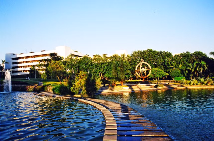 Ben trong ngoi truong ty phu giau nhat Trung Quoc tung hoc