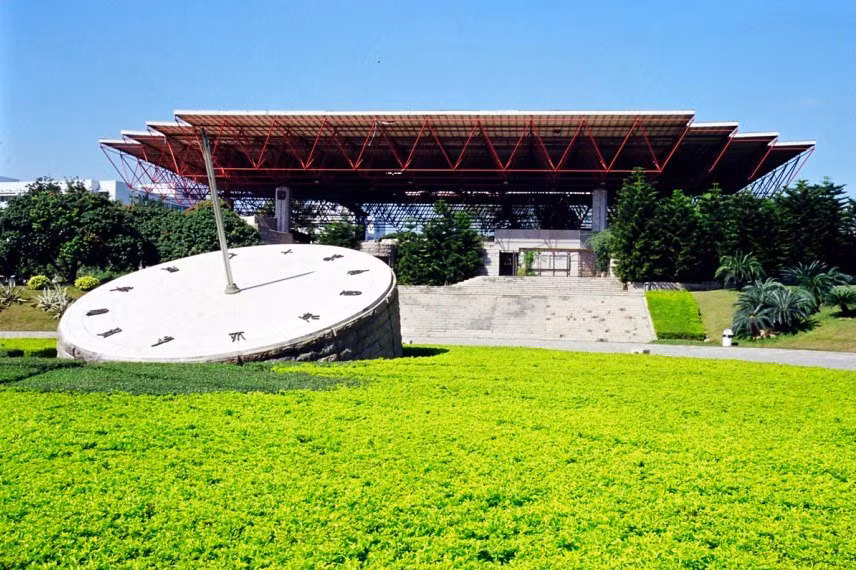 Hiện tại, SZU có 26 trường thành viên, đào tạo 57 chương trình đại học, 70 chương trình thạc sĩ và 3 chương trình tiến sĩ.