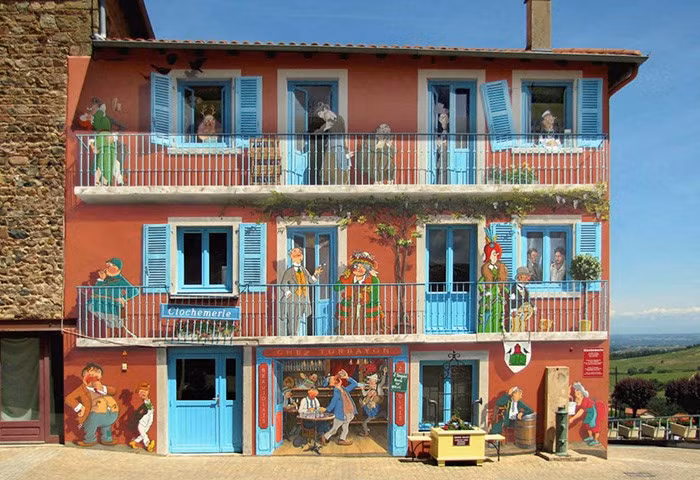 Một bức tranh trong chuyện cổ tích đã được khắc họa rõ nét trên tường.