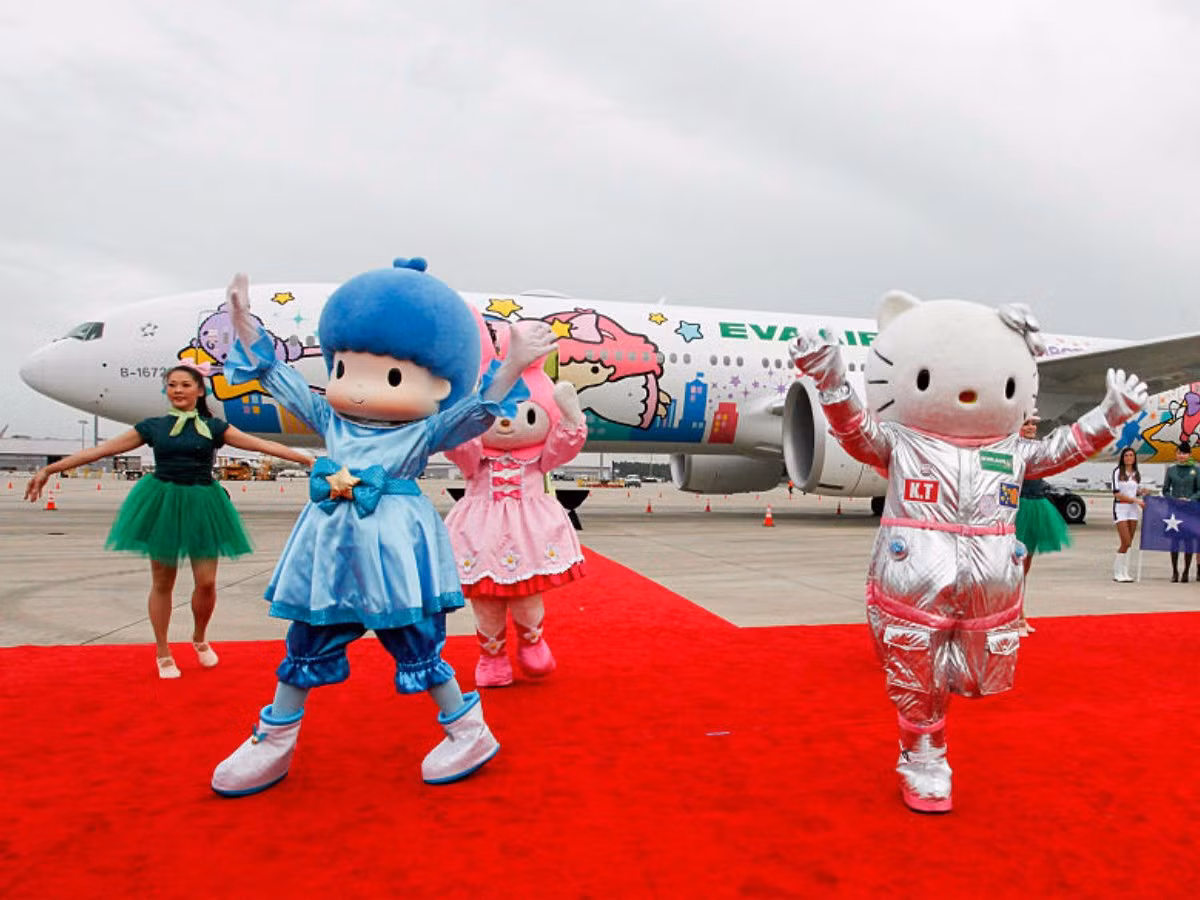 Chiếc máy bay Hello Kitty này thuộc sở hữu của hãng hàng không Eva Air ở Đài Loan. Từ lần đầu tiên ra mắt vào cuối năm 2011 tới nay, máy bay Hello Kitty đã phục vụ rất nhiều du khách trong các chuyến bay vòng quanh châu Á.