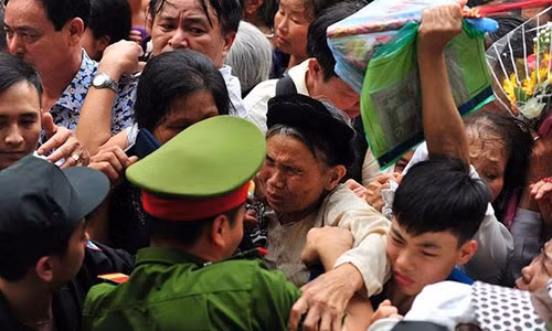 Gian soi mau vi kieu chen lan, den sau thich len truoc