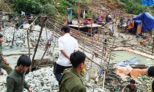 Đoàn công tác tiến hành truy quét "vàng tặc" trong rừng sâu.