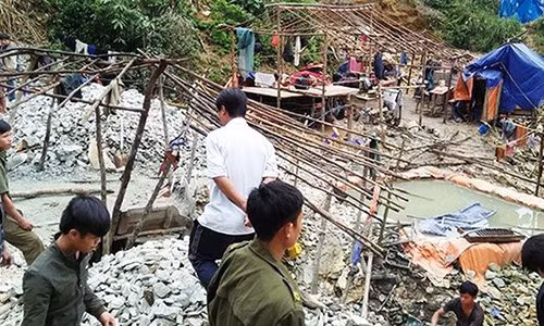 Đoàn công tác tiến hành truy quét "vàng tặc" trong rừng sâu.