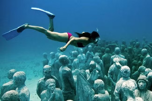 1. Thiên Đảo, Trung Quốc Thành phố cổ đại Thiên Đảo được thành lập cách đây hơn 1.300 năm và phát triển hưng thịnh trong 300 năm sau đó. Sau khi đập Tân An và nhà máy thủy điện được xây dựng tại khu vực này, thành phố đã bị nhấn chìm 40m dưới mặt nước. Ngày nay, các bức tường thành, cổng và tượng vẫn được giữ nguyên vẹn.