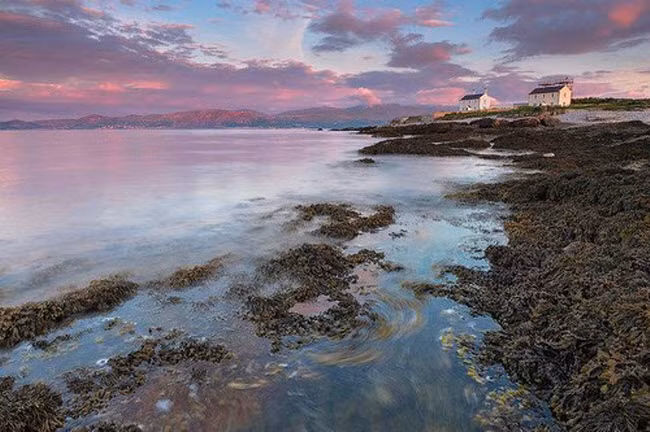 9. Tyno Helig, Anh quốc Truyền thuyết kể rằng con gái của công tước vùng Tyno Helig đã phải lòng một chàng trai bình thường. Để được ở cùng người yêu, chàng trai đã đâm chết một người giàu có và ăn trộm chiếc vòng vàng của nạn nhân. Sau đó, anh ta mang chiếc vòng vàng tới cầu hôn con gái của công tước và được chấp nhận. Sau lễ cưới, hồn ma của người giàu có xuất hiện và nguyền rủa cặp vợ chồng mới cưới. Lời nguyền sau đó trở thành hiện thực khi sóng dữ dần nhấn chìm lâu đài nơi vợ chồng con gái công tước sinh sống.