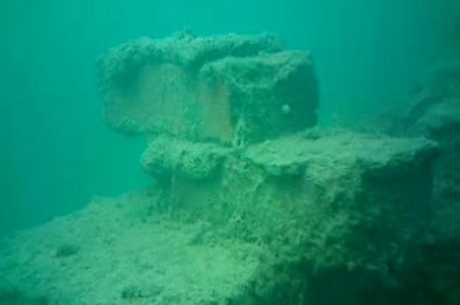 8. Willow Grove, Mỹ Willow Grove từng là một thị trấn nhộn nhịp và đông đúc, với nhà thờ, cửa hàng tạp hóa và trường học vào dạng lớn nhất khu vực. Nhưng khi chiến tranh nổ ra, phần lớn đàn ông đều ra chiến tuyến và tử trận. Sau đó, chính phủ Mỹ đã xây dựng một con đập tại khu vực này, khiến thị trấn bị nhấn chìm hoàn toàn trong hồ nước rộng lớn.