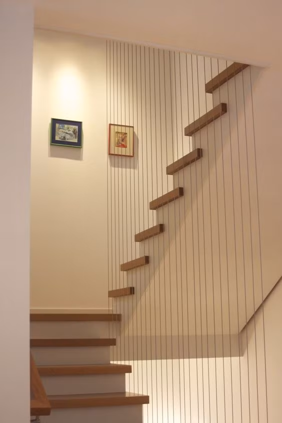 Dây cáp được bố trí theo hướng dọc là một sự lựa chọn để đảm bảo an toàn cho vật nuôi và trẻ nhỏ trong nhà.