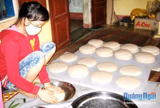 Sau khi ướp các loại gia vị để tăng độ thơm ngon, chả cá được “tạo hình”.