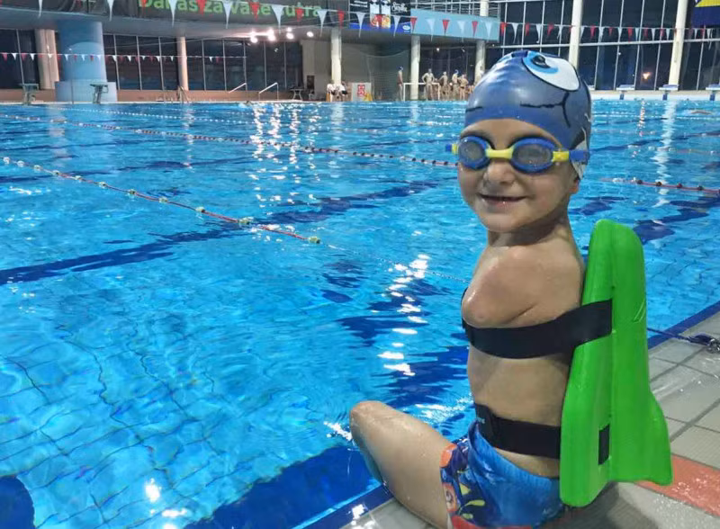 2 lần một tuần cha của Ismail Zulfic lại đưa cậu bé vượt qua quãng đường dài 70km từ Zenica tới thủ đô Sarajevo để tham gia một lớp học bơi đặc biệt dành cho trẻ em khuyết tật. Tại đây, cũng có nhiều đứa trẻ không may mắn thiếu đi cánh tay, mất một chân... nhưng các em đều có chung niềm đam mê với bơi lội.