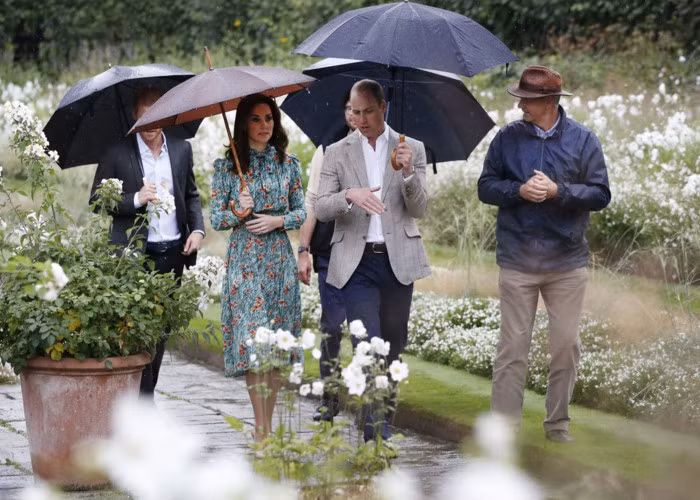 Người quản lý khu vườn, ông Sean Harkin dẫn mọi người đi thăm những khóm hoa yêu thích được trồng để tưởng niệm Công nương Diana.