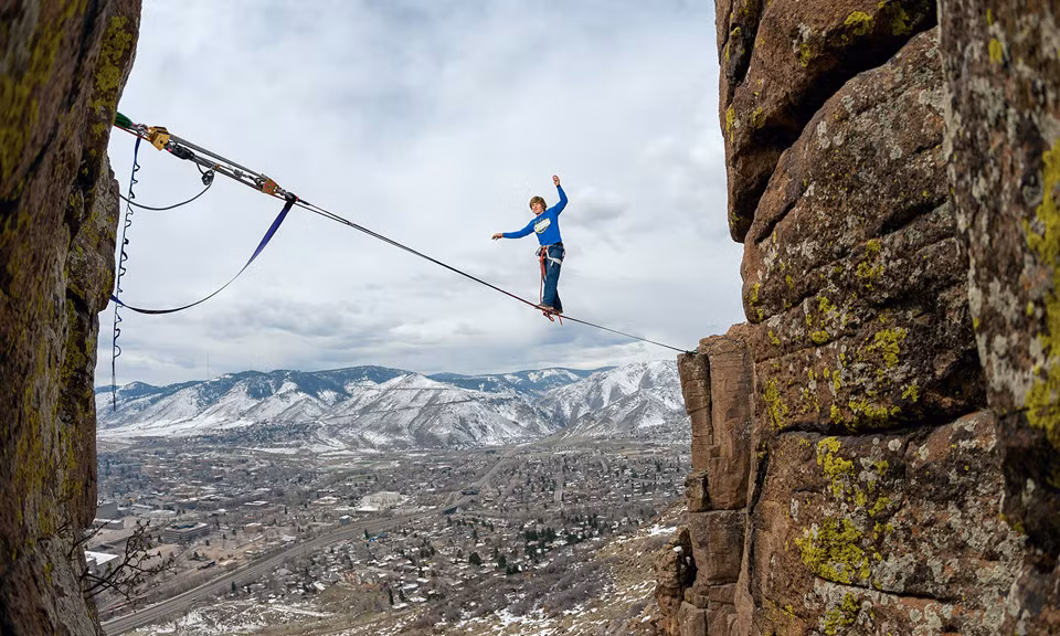 Giữ thăng bằng trên không: Người chơi sẽ đi bộ trên một sợi dây nối từ vách đá này sang vách đá khác. Mặc dù có dây cáp bảo hiểm, môn thể thao này vẫn rất mạo hiểm. Ảnh: Howstuffworks.