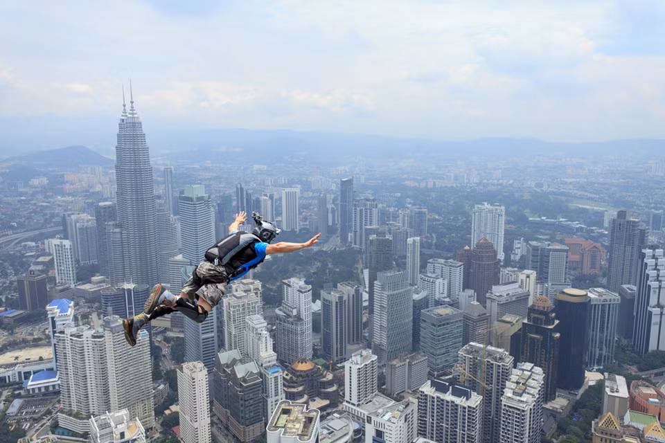 BASE Jumping: Đây là môn thể thao biến thể từ nhảy dù. Người chơi BASE Jumping không nhảy từ máy bay mà từ các tòa nhà cao tầng, cầu và vách đá. Số lượng người tử vong khi chơi môn thể thao này được một trang web thống kê lên tới hơn 6.000 người. Ảnh: Heculturetrip.