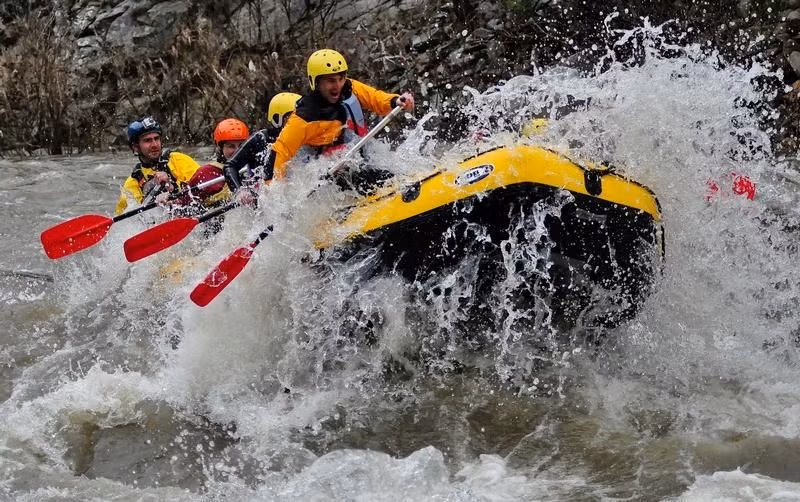 Chèo thuyền vượt thác: Những đoạn sông hay thác có nước lớn, dòng chảy mạnh, tốc độ cao khiến cho bè hay thuyền rất khó kiểm soát và dễ va vào vách đá. Những người tham gia cần có kỹ năng tốt, kinh nghiệm và sự hiểu biết, nếu không những điều đáng tiếc rất dễ xảy ra. Ảnh: Fixstay.