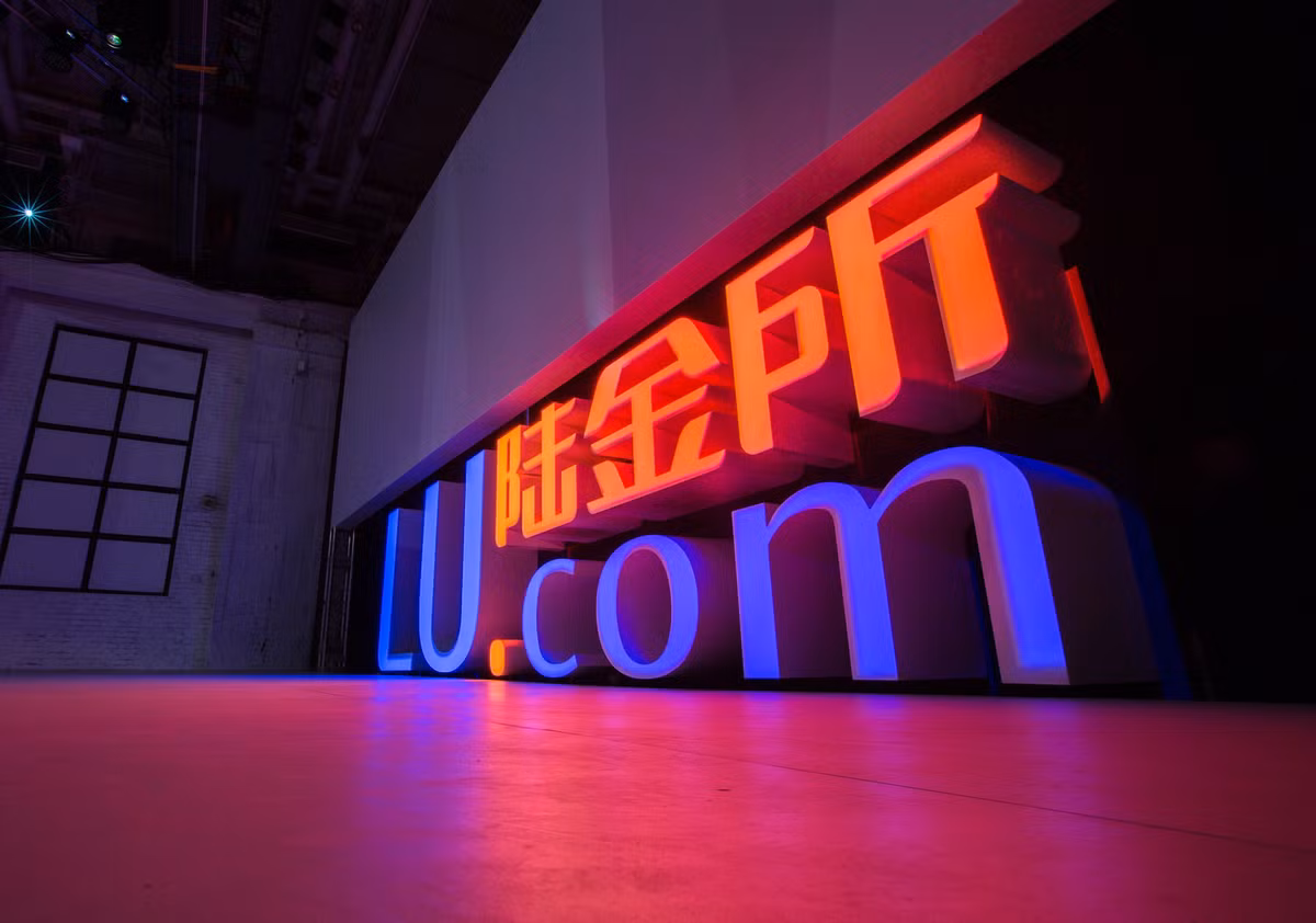 6. Lufax Ngành kinh doanh: Fintech (công nghệ tài chính) Giá trị: 18,5 tỷ USD Năm ra đời: 2011 Quốc gia: Trung Quốc Lufax là công ty công nghệ tài chính với ý tưởng táo bạo kết nối giữa người có tiền nhàn rỗi và người có nhu cầu vay tiền. Do tính chất nhạy cảm nên Lufax vẫn đang chịu kiểm soát gắt gao từ phía nhà chức trách Trung Quốc cũng như bị các ngân hàng nước này phản đối.