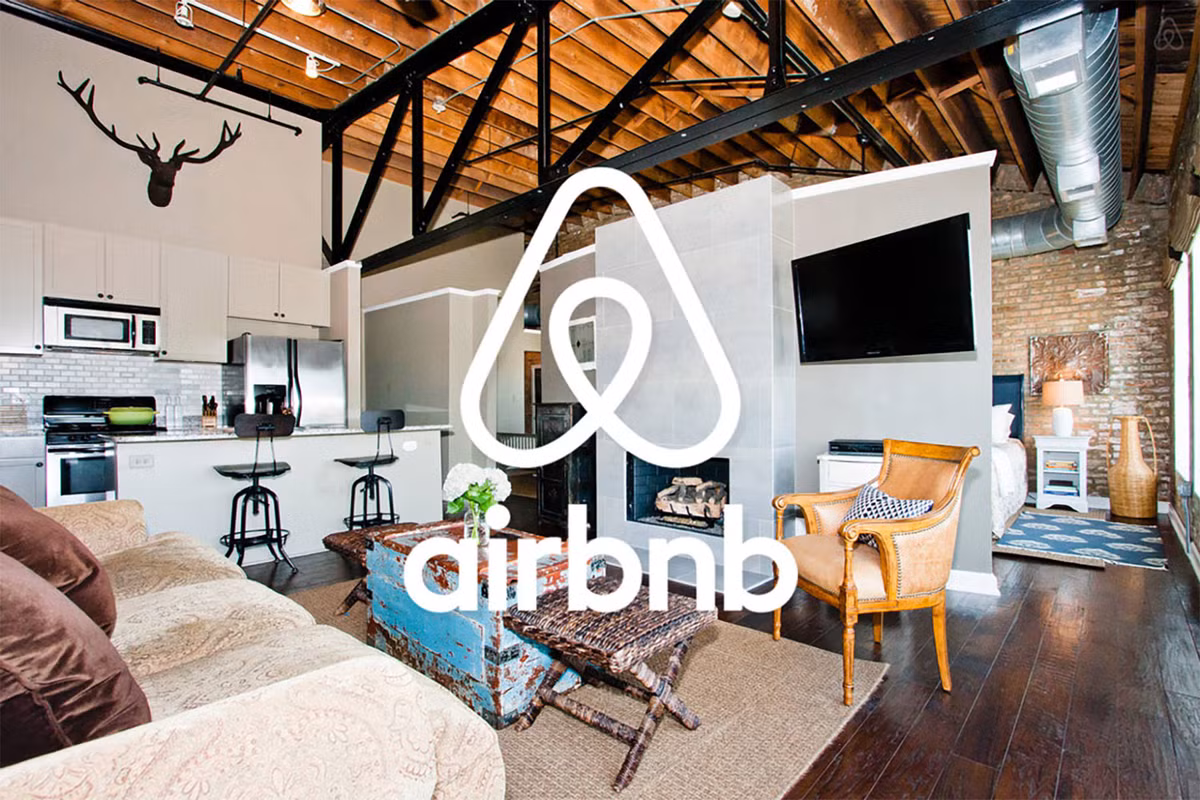 4. Airbnb Ngành kinh doanh: Thương mại điện tử Giá trị: 29,3 tỷ USD Năm ra đời: 2008 Quốc gia: Mỹ Giống với mô hình hoạt động của Uber, Airbnb kết nối giữa những người tại địa phương có phòng trống trong nhà và khách du lịch có nhu cầu thuê phòng homestay.