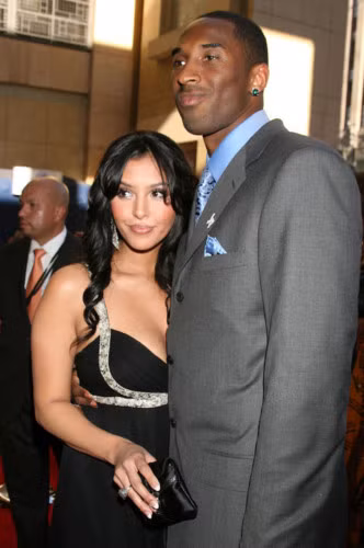 Mặc dù Vanessa Bryant và Kobe kết hôn vào năm 2001 nhưng 2 năm sau, Kobe mới tặng vợ một chiếc nhẫn kim cương nặng 8 carat trị giá 4 triệu USD.