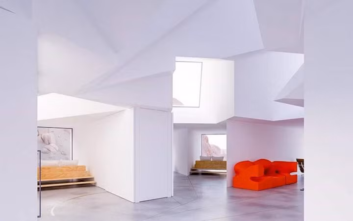 Công trình độc đáo này có diện tích rộng khoảng 200 m² với đầy đủ tiện nghi gồm: Một nhà bếp, một phòng khách và ba phòng ngủ, được làm từ nhiều container dính liền đặt ở góc độ khác nhau, tạo ra những ảo ảnh của một bông hoa nở trong sa mạc.