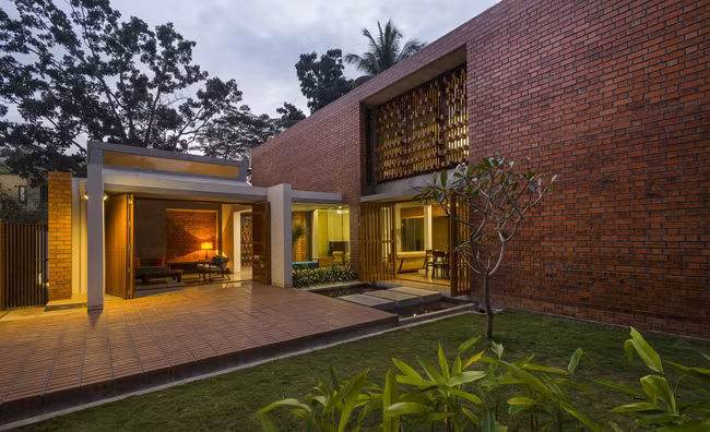 Khu vực này có thời tiết đặc trưng với 3 mùa chính: mùa hè, mùa đông và mùa mưa. Mùa hè nhiệt độ có thể lên tới hơn 40 độ C, và mùa đông ở đây cũng có nền nhiệt rơi vào khoảng 16-35 độ C.