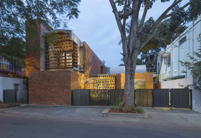 Căn nhà gạch đặc biệt này tọa lạc tại thành phố Mysuru, thuộc tỉnh Karnataka, Ấn Độ.