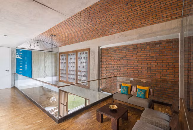 Khoảng thông tầng trên tầng 2 giúp ánh sáng dễ dàng len sâu vào từng ngóc ngách trong nhà.