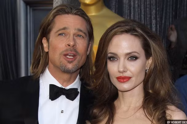  Angelina Jolie đã nộp đơn ly dị Brad Pitt lên tòa án hồi năm 2016 với lý do ly hôn là vì những khác biệt không thể hòa giải. Nhưng một nguồn tin trên TMZ khẳng định nguyên nhân duy nhất là do cách nuôi dạy con của Brad Pitt. Angelina vô cùng buồn bực vì phương pháp nuôi con của chồng, nên dẫn đến mâu thuẫn giữa họ.