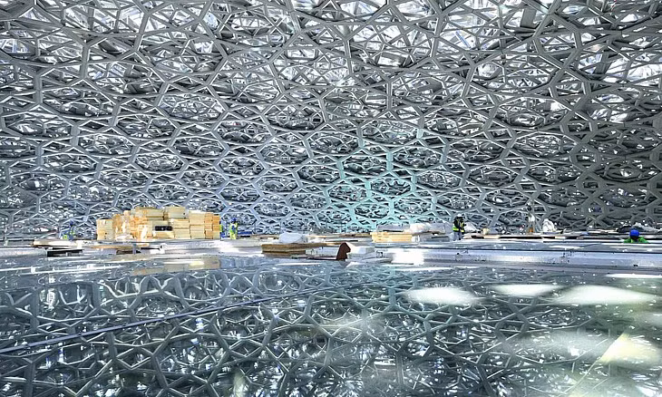 Nội thất độc đáo của bảo tàng Louvre Abu Dhabi.