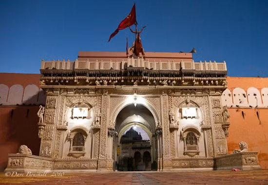 Bạn có thể ghé thăm ngôi đền cổ lạ lùng này tại thành phố Deshnoke, thuộc khu Rajasthan, Ấn Độ. Những du khách lần đầu tới đây ắt hẳn sẽ phải giật mình trước số lượng chuột khổng lồ, ước tính lên tới vài trăm con trong đền.