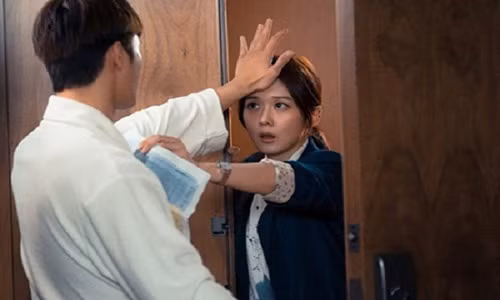 Chong tha ngu voi ba co hang xom it hoc hon voi vo tre dep