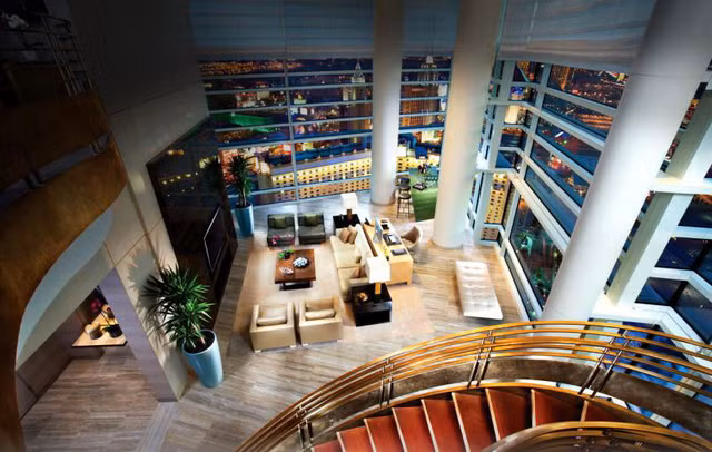 Dem dac biet cua dai gia trong phong khach san gia chuc ngan USD