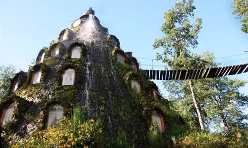 Mái nhà biến thành ngọn núi.