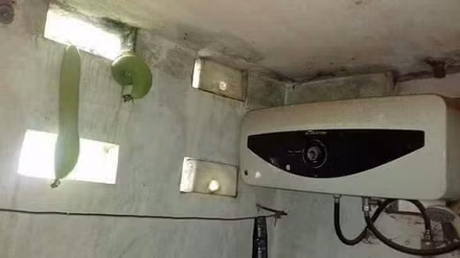 Thì ra đây là tình cảnh mà người ta vẫn nói: “Cây nhà quả… hàng xóm”. Nhìn hai quả mướp vừa to vừa ngon thế kia cũng thật khó xử!