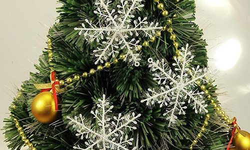 Một bộ 10 bông hoa tuyết Giáng sinh xinh xắn có giá chỉ 63 nghìn đồng. Ảnh: Facebook