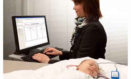 Nếu không được phát hiện và điều trị kịp thời, bệnh nhân nghe kém sẽ không giao tiếp được, không học được từ những âm thanh xung quanh, đặc biệt là ở lứa tuổi trẻ em. Ảnh minh hoạ: Internet