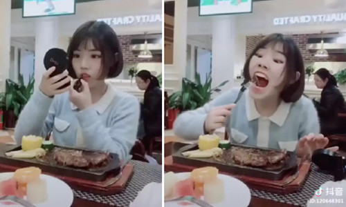 Để son không trôi, bạn chỉ cần há miệng thật to, sau đó đưa thực phẩm vào mà không chạm phải môi là được. Ảnh cắt từ clip.