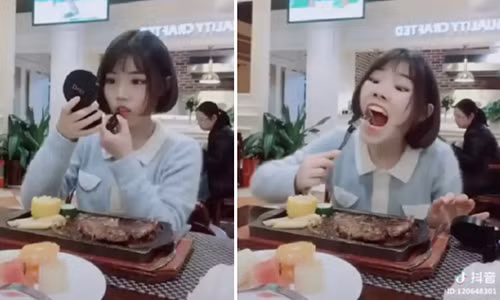 Để son không trôi, bạn chỉ cần há miệng thật to, sau đó đưa thực phẩm vào mà không chạm phải môi là được. Ảnh cắt từ clip.