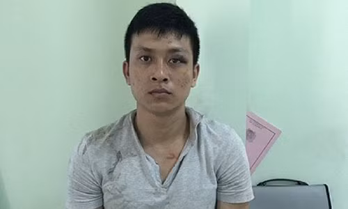 Nam thanh nien rut sung ban guc chong ho cua di trong quan ca phe