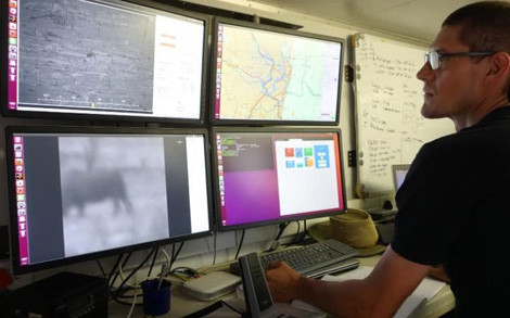 Chuyên viên kỹ thuật đang sử dụng hệ thống Meerkat.