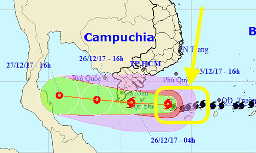 Đoạn đường mã bão số 16 đã có thời gian lệch đi theo hướng Tây - Tây Nam (màu vàng. Hiện bão đã trở lại di chuyển theo hướng Tây, nhiều khả năng vùng tâm bão sẽ “liếm qua” tỉnh Cà Mau, thay vì đổ bổ trực tiếp vào Bà Rịa - Vũng Tàu tới Cà Mau như dự báo ban đầu.