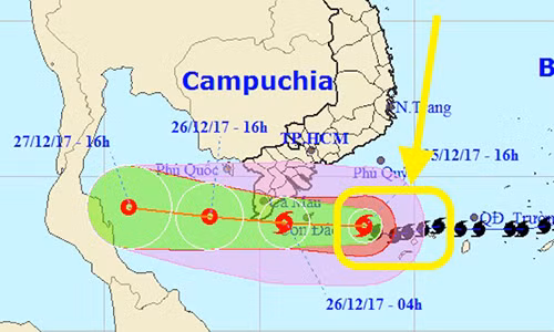 Đoạn đường mã bão số 16 đã có thời gian lệch đi theo hướng Tây - Tây Nam (màu vàng. Hiện bão đã trở lại di chuyển theo hướng Tây, nhiều khả năng vùng tâm bão sẽ “liếm qua” tỉnh Cà Mau, thay vì đổ bổ trực tiếp vào Bà Rịa - Vũng Tàu tới Cà Mau như dự báo ban đầu.
