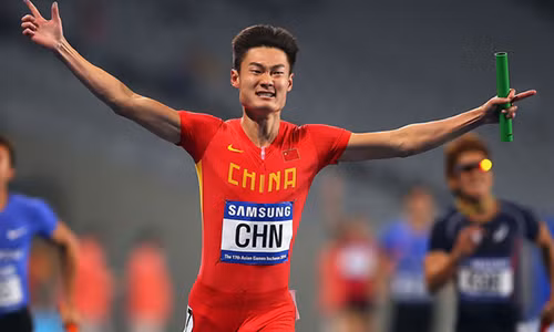 Nam van dong vien chay 50 m nhanh hon may bay chien dau