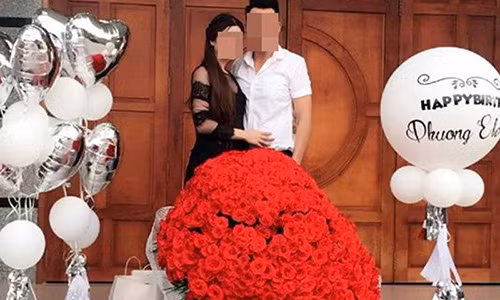 Anh chang lam vo "dung tim" voi 999 doa hong