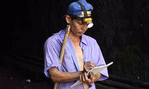 Chan dung nguoi gac ham duoi chan deo Hai Van