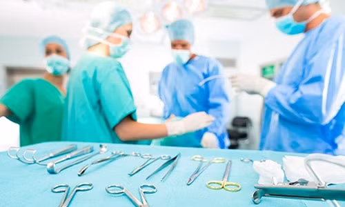 Am anh cua nguoi me phai cat bo voi trung vi thai ngoai tu cung