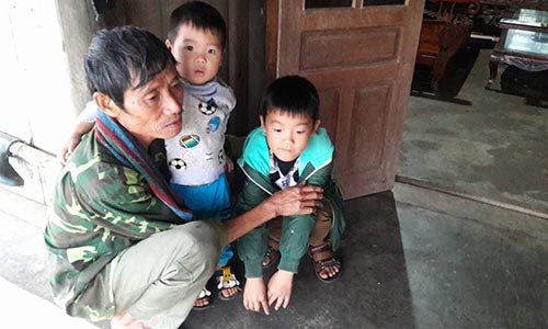 Ông Tẩn ôm 2 cháu đau đớn trước tin con trai tử nạn nơi đất người.