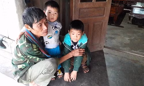 Ông Tẩn ôm 2 cháu đau đớn trước tin con trai tử nạn nơi đất người.