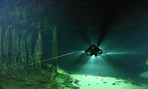 Các thợ lặn mới đây đã phát hiện loài tôm chuyên ăn khí metan bên dưới hang động ngập nước ở Mexico.