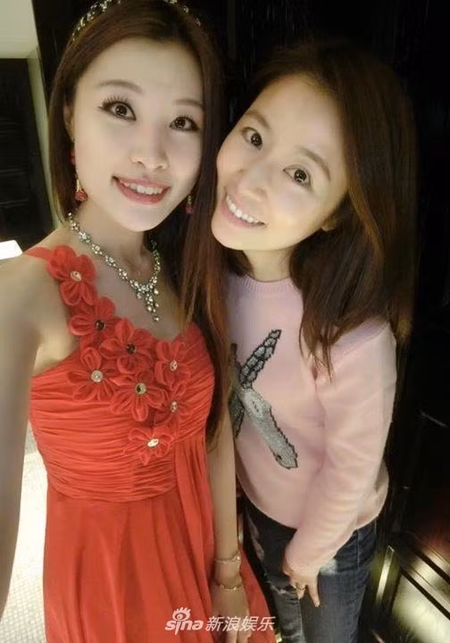 Nàng “Hạ Tử Vy” mời “tình địch” một thời Giả Tịnh Văn tới tham dự bữa tiệc.